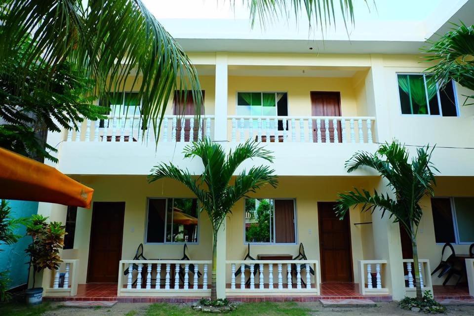 Boracay Island Fiesta Haus Resort מראה חיצוני תמונה